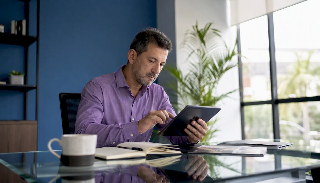 Asesor inmobiliario analizando el rendimiento de sus campañas digitales
